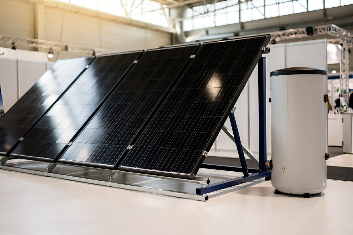 Photovoltaikmodule und Solar-Warmwasserspeicher auf einer Fachausstellung